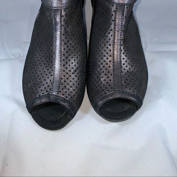 Earth Retro Black Leather Metallic Booties. Size 7 PRICE IS FIRM! - Picture 6 of 10